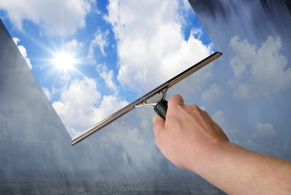 Sonne | Motiv © Gunnar Assmy - Fotolia.com | © Fotolia.com, März 2014 Hand hält Fensterabzieher, durch das Fenster kann man einen blauen Himmel mit Wolken und Sonnenschein sehen | Motiv © Gunnar Assmy - Fotolia.com | © Fotolia.com, März 2014