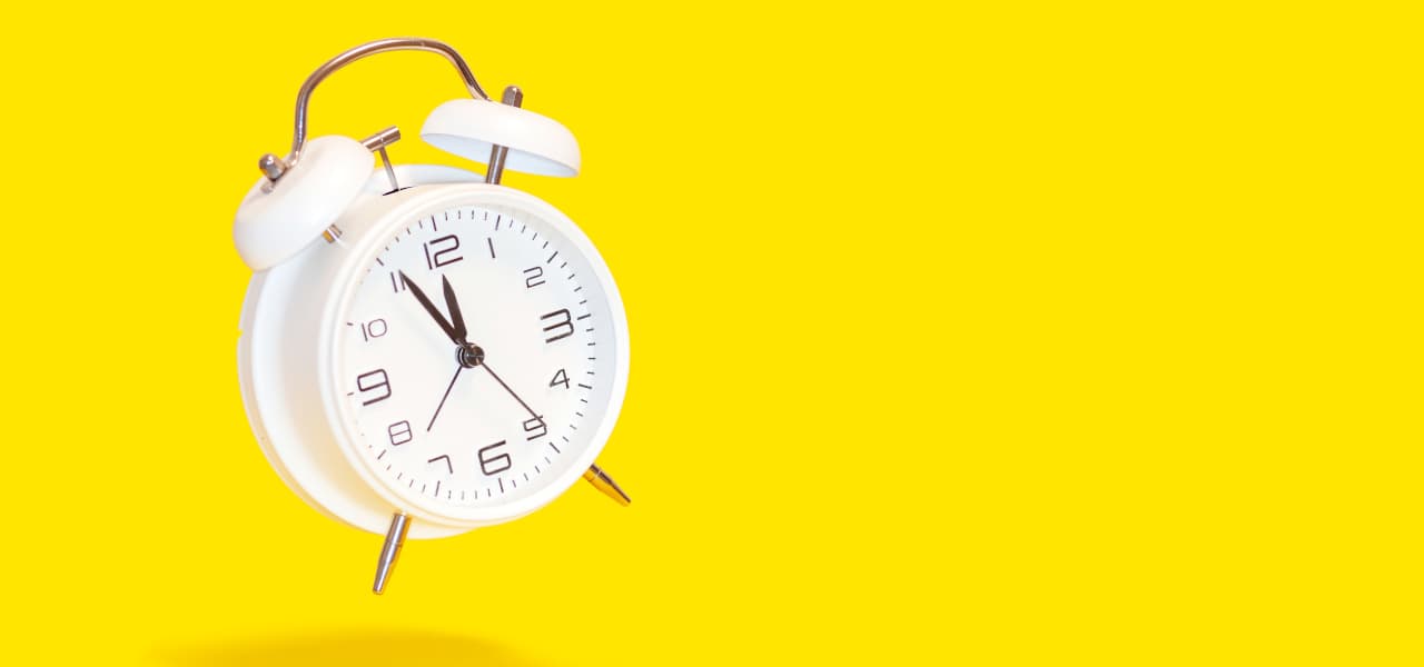 Countdown | Motiv ©ImageSine-stock.adobe.com | © stock.adobe.com, Januar 2025 Weißer Wecker vor gelbem Hintergrund zeigt die Uhrzeit 5 vor 12. | Motiv ©ImageSine-stock.adobe.com | © stock.adobe.com, Januar 2025