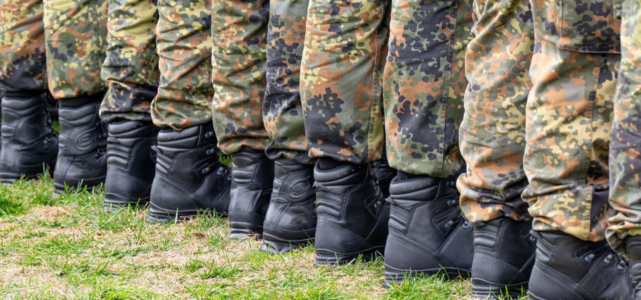 Bundeswehr1 A Header (jpg) | Motiv Comofoto-stock.adobe.com | © stock.adobe.com, Januar 2026 Soldatinnen und Soldaten stehen nebeneinander. Man sieht von hinten die Beine und die Schuhe. | Motiv Comofoto-stock.adobe.com | © stock.adobe.com, Januar 2026