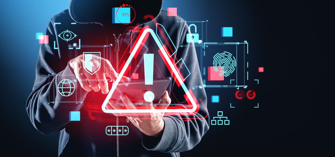 Cyberangriff 2 A Header (jpg) | Motiv ImageFlow-stock.adobe.com | © stock.adobe.com, Januar 2026 Person im Hoodie hat ein Tablet in der Hand. Rote Alarmsymbole sind zu sehen. | Motiv ImageFlow-stock.adobe.com | © stock.adobe.com, Januar 2026