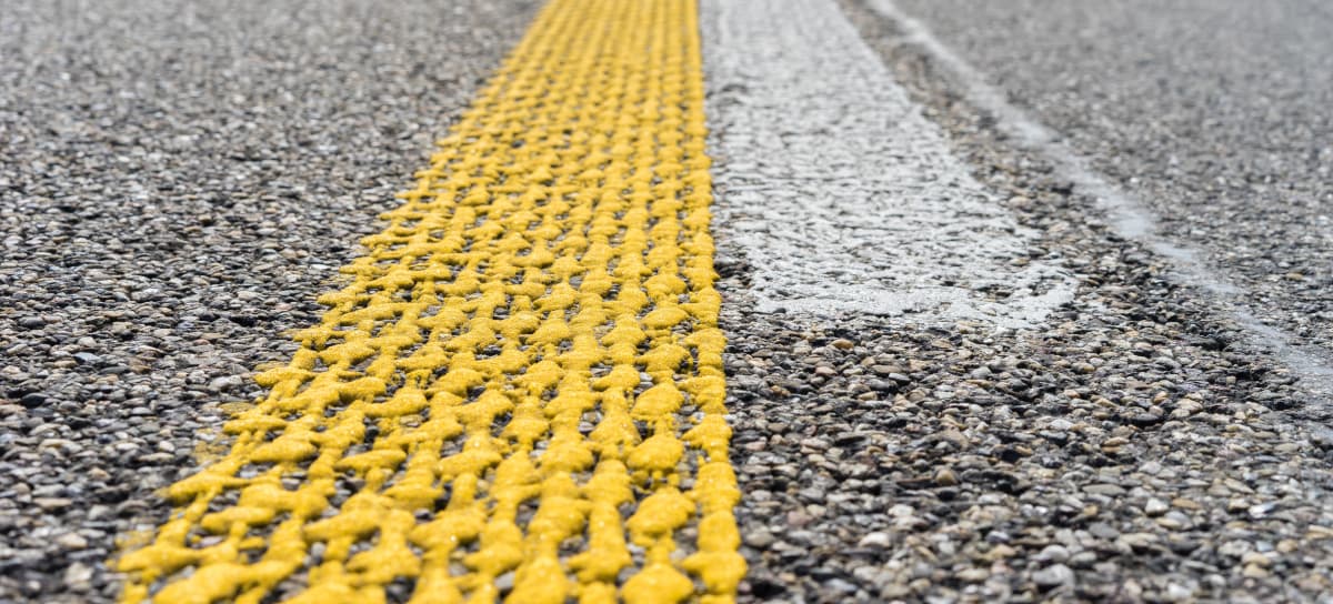 A_ Baustelle (JPG) | Motiv ©ThomBal - stock.adobe.com | © stock.adobe.com, Juni 2026 Foto von Asphalt. Die ursprüngliche weiße Straßenmarkierung übermalt mit gelb. | Motiv ©ThomBal - stock.adobe.com | © stock.adobe.com, Juni 2026