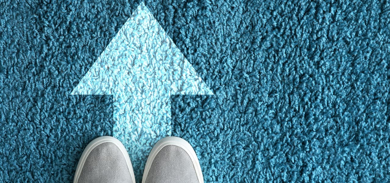 A Zukunft 1 Header (jpg) | Motiv ©Pixel-Shot - stock.adobe.com | © stock.adobe.com, Oktober 2021 Person mit weißen Schuhen steht auf blauem Teppich mit weißem Pfeil | Motiv ©Pixel-Shot - stock.adobe.com | © stock.adobe.com, Oktober 2021
