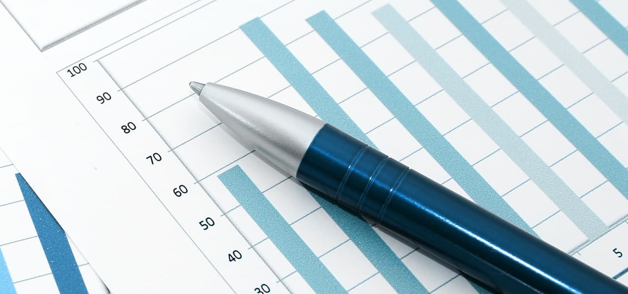 A Statistik 6 Header (jpg) | Motiv ©stockpics - stock.adobe.com | © stock.adobe.com, Oktober 2021 Blauer Kugelschreiber liegt auf einem hellblauem Balkendiagramm | Motiv ©stockpics - stock.adobe.com | © stock.adobe.com, Oktober 2021