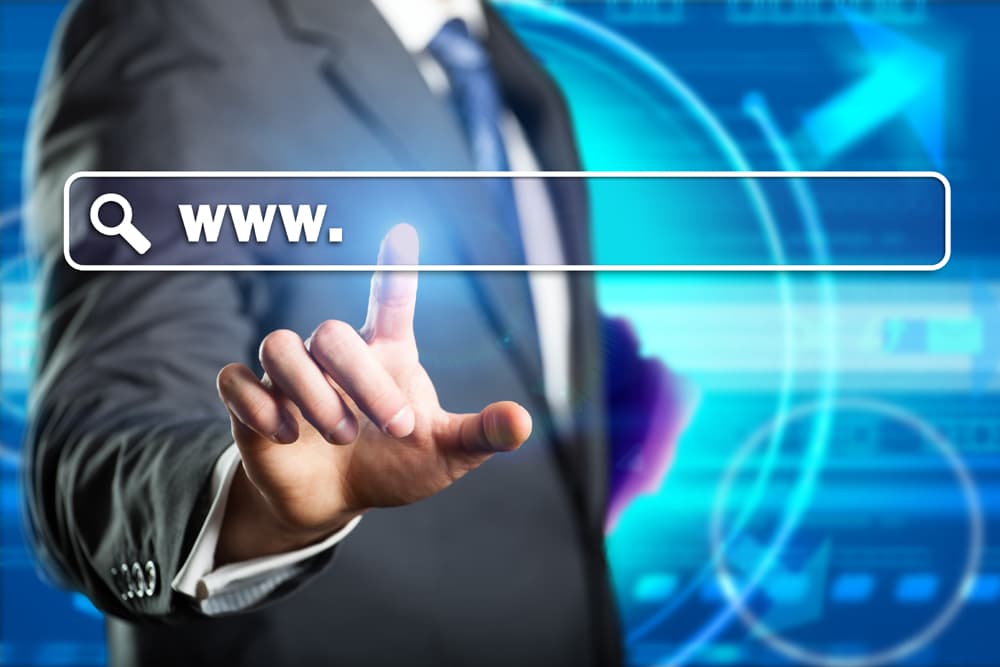 F Internet 1 neu (jpg) | Motiv © fotogestoeber - Fotolia.com | © Fotolia.com, Juni 2014 Mann zeigt mit Hand auf eine URL. | Motiv © fotogestoeber - Fotolia.com | © Fotolia.com, Juni 2014