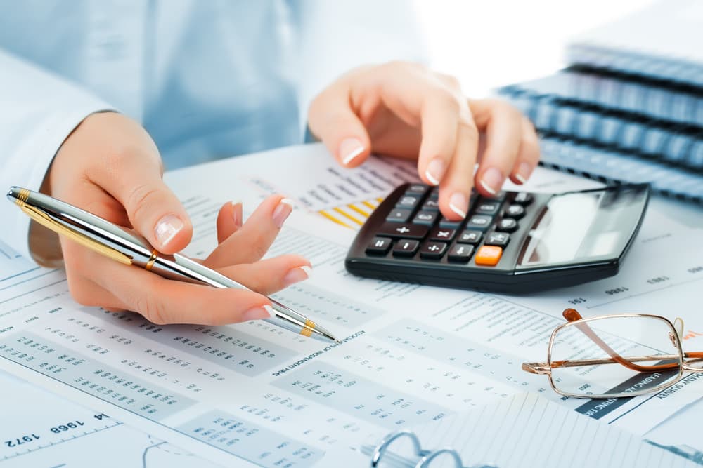 KOnjunktur | Motiv ©vizafoto - Fotolia.com | © Fotolia.com, Oktober 2014 Hände einer Frau mit Stift und Taschenrechner. | Motiv ©vizafoto - Fotolia.com | © Fotolia.com, Oktober 2014
