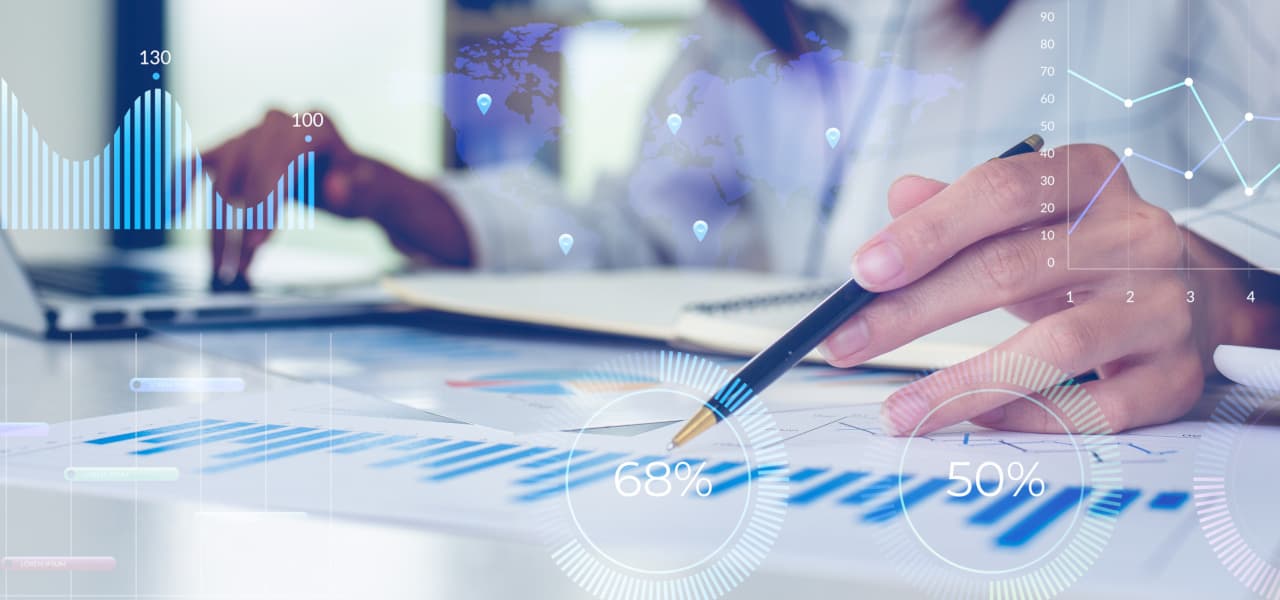 A Statistik 3 Header (jpg) | Motiv @David - stock.adobe.com | © stock.adobe.com, Oktober 2021 Hand mit Stift in der Hand an einem Laptop mit blauem Balkendiagramm | Motiv @David - stock.adobe.com | © stock.adobe.com, Oktober 2021