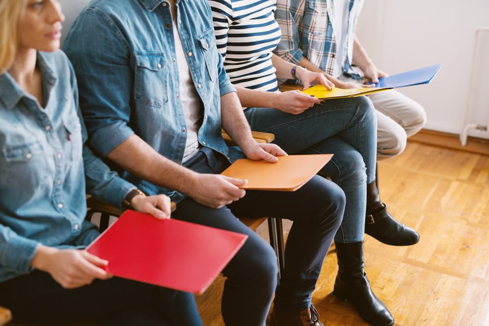 Arbeitsmarkt | Motiv ©dusanpetkovic1 - stock.adobe.com | © stock.adobe.com, September 2019 Ausschnitt von Personen, die mit Mappe in der Hand in einem Wartezimmer sitzen. | Motiv ©dusanpetkovic1 - stock.adobe.com | © stock.adobe.com, September 2019