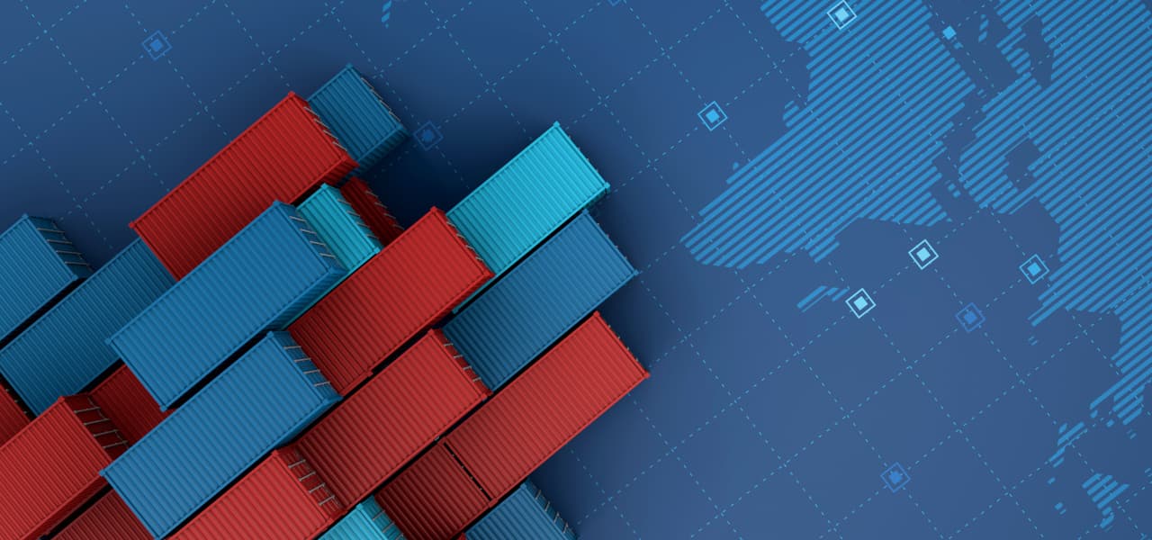A Export Import 1 Header (jpg) | Motiv ©nespix - stock.adobe.com | © stock.adobe.com, Juli 2021 Rote und blaue Frachcontainer auf einem blauen Untergrund. | Motiv ©nespix - stock.adobe.com | © stock.adobe.com, Juli 2021