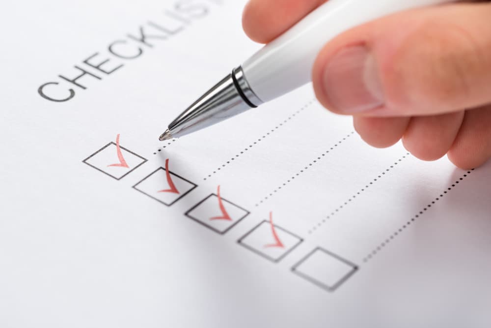 F Formular 1 neu (jpg) | Motiv ©Andrey Popov - Fotolia.com | © Fotolia.com, Oktober 2015 Eine Hand hält einen Kugelschreiber und hackt eine Checkliste ab | Motiv ©Andrey Popov - Fotolia.com | © Fotolia.com, Oktober 2015