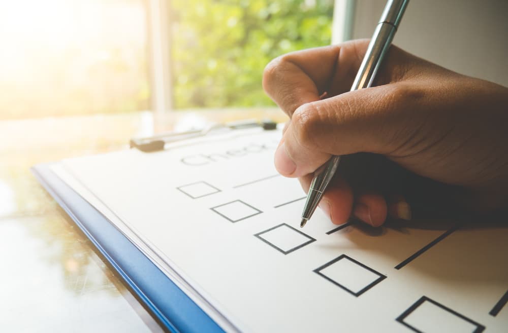 F Prüfung 2 neu (jpg) | Motiv ©boophuket - Fotolia.com | © Fotolia.com, April 2019 Hand kreuzt Felder in einer Checkliste an. | Motiv ©boophuket - Fotolia.com | © Fotolia.com, April 2019