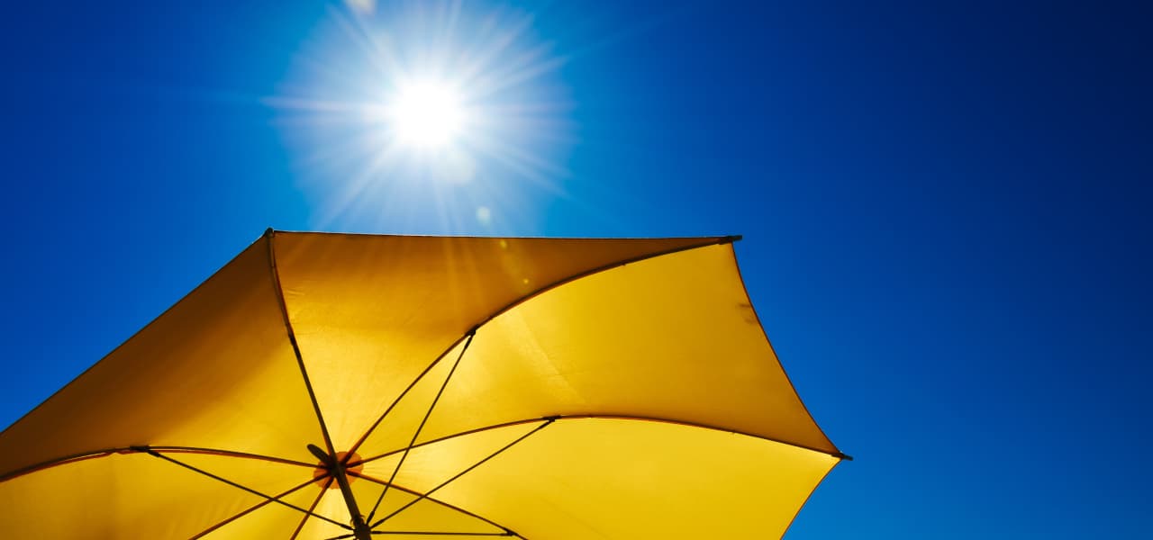 Sommer | Motiv © grafxart - stock.adobe.com | © stock.adobe.com, Oktober 2021 Gelber Regenschirm vor blauem Himmel und Sonnenschein | Motiv © grafxart - stock.adobe.com | © stock.adobe.com, Oktober 2021