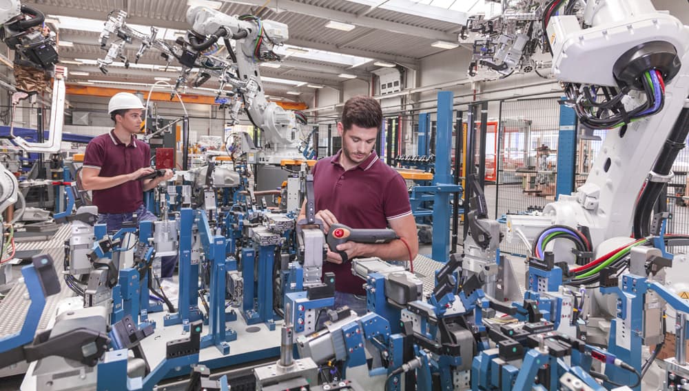 industrie | Motiv ©Herrndorff - stock.adobe.com | © stock.adobe.com, Dezember 2019 Zwei Mitarbeiter in einem Industrieunternehmen kontrollieren Geräte. | Motiv ©Herrndorff - stock.adobe.com | © stock.adobe.com, Dezember 2019