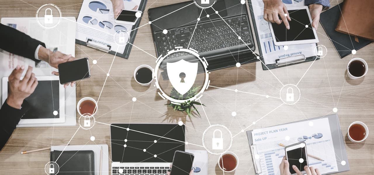 A AP Datenschutz (jpg) | Motiv ©Blue Planet Studio - stock.adobe.com | © stock.adobe.com, August 2020 Ausschnitt eines Schreibtisches mit Laptop, Unterlagen, Tablet und Kaffee mit Verknüpfungslinen | Motiv ©Blue Planet Studio - stock.adobe.com | © stock.adobe.com, August 2020