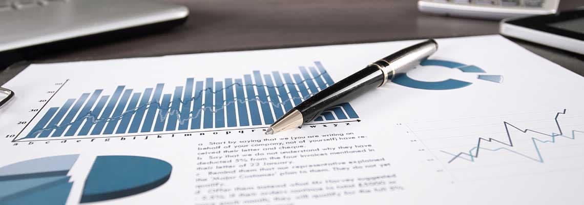 A Header Branchenbericht 1 (jpg) | Motiv ©yurolaitsalbert - stock.adobe.com | © stock.adobe.com, September 2020 Klemmbrett mit blauen Diagrammen und Kugelschreiber | Motiv ©yurolaitsalbert - stock.adobe.com | © stock.adobe.com, September 2020