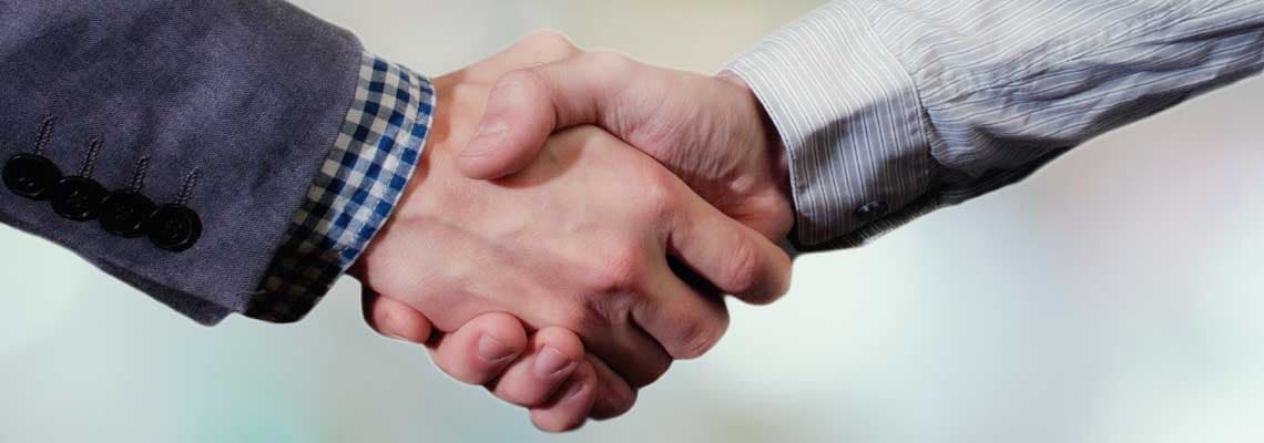 Das Projekt „Hand in Hand for International Talents“ mit neuer Website – jetzt entdecken! | Motiv ©jonasginter - stock.adobe.com | © stock.adobe.com, September 2020 Ausschnitt von einem Händeschütteln von zwei Männern im Anzug | Motiv ©jonasginter - stock.adobe.com | © stock.adobe.com, September 2020