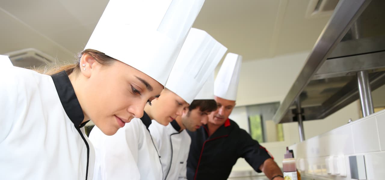 A Küche Gastronomie 1 Header (jpg) | Motiv ©goodluz - stock.adobe.com | © stock.adobe.com, Juli 2021 A Küche Gastronomie 1 Header (jpg) | Motiv ©goodluz - stock.adobe.com | © stock.adobe.com, Juli 2021
