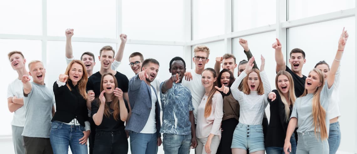 Ausbildung | Motiv ©ASDF - stock.adobe.com | © stock.adobe.com, Dezember 2020 Gruppe junger Menschen die jubeln | Motiv ©ASDF - stock.adobe.com | © stock.adobe.com, Dezember 2020