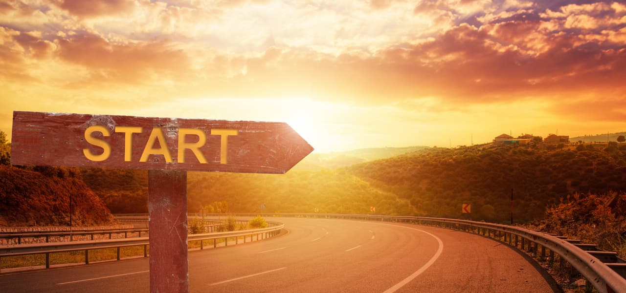 A Header Gründung 3 (jpg) | Motiv ©Sondem - stock.adobe.com | © stock.adobe.com, Dezember 2020 Ein verwittertes Straßenschild mit der Aufschrift "Start" im Sonnenuntergang. | Motiv ©Sondem - stock.adobe.com | © stock.adobe.com, Dezember 2020