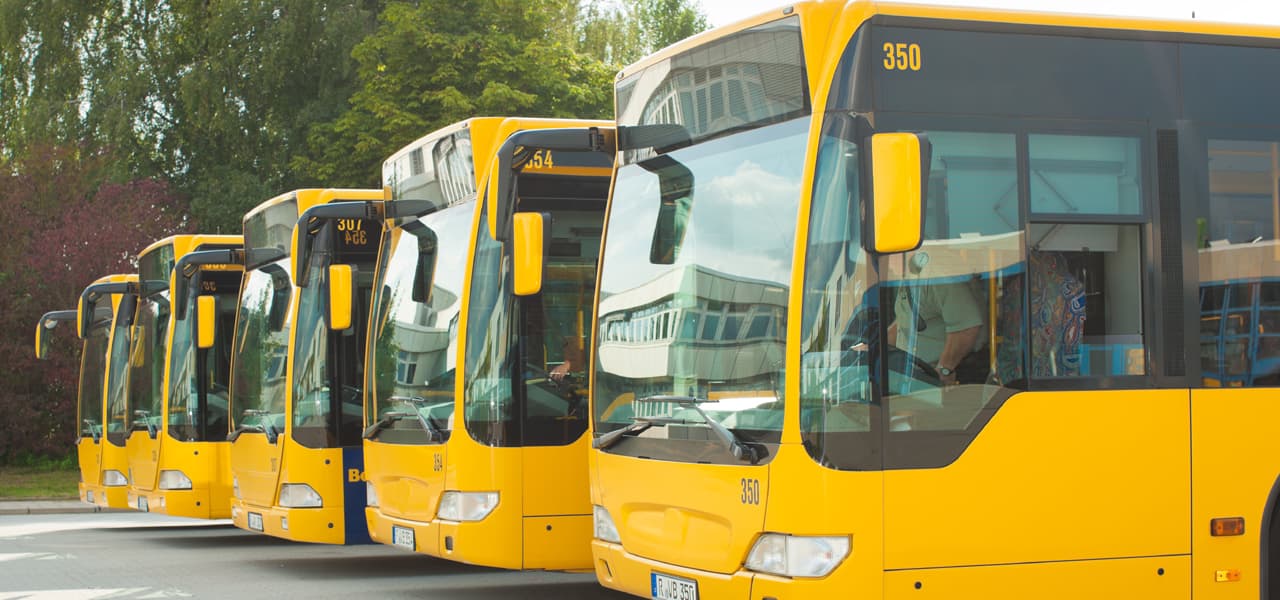 bus | Motiv © Kzenon - stock.adobe.com | © stock.adobe.com, Februar 2021 Gelbe Busse parken nebeneinander auf einem Parkplatz. | Motiv © Kzenon - stock.adobe.com | © stock.adobe.com, Februar 2021