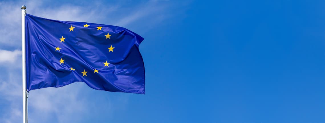 Europa | Motiv ©rustamank - stock.adobe.com | © stock.adobe.com, März 2021 Europaflagge die im Wind weht mit leichten Wolken im Hintergrund | Motiv ©rustamank - stock.adobe.com | © stock.adobe.com, März 2021