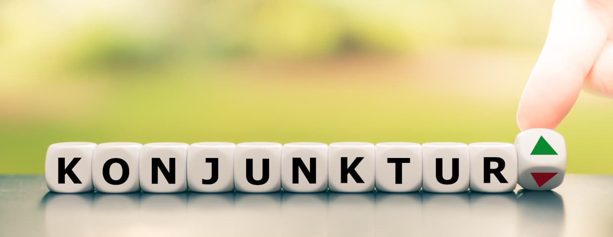 Konjunktur | Motiv ©Fokussiert - stock.adobe.com | © stock.adobe.com, Mai 2023 Das Wort "Konjunktur" auf Würfel geschrieben vor grünem Hintergrund. | Motiv ©Fokussiert - stock.adobe.com | © stock.adobe.com, Mai 2023