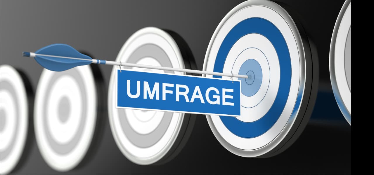 Umfrage (jpg) | Motiv ©Coloures-Pic - stock.adobe.com | © stock.adobe.com, August 2023 Das Wort "Umfrage" hängt an einem Pfeil. Der Pfeil hat die Mitte einer Zielscheibe getroffen. | Motiv ©Coloures-Pic - stock.adobe.com | © stock.adobe.com, August 2023