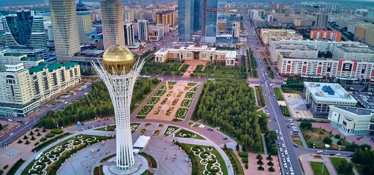 Kasachstan 1 Header (jpg) | Motiv ©udmurd-stock.adobe.com | © stock.adobe.com, September 2025 Panoramablick aus der Luft auf das Stadtzentrum von Nursultan (Astana) mit Wolkenkratzern und dem Baiterek-Turm | Motiv ©udmurd-stock.adobe.com | © stock.adobe.com, September 2025